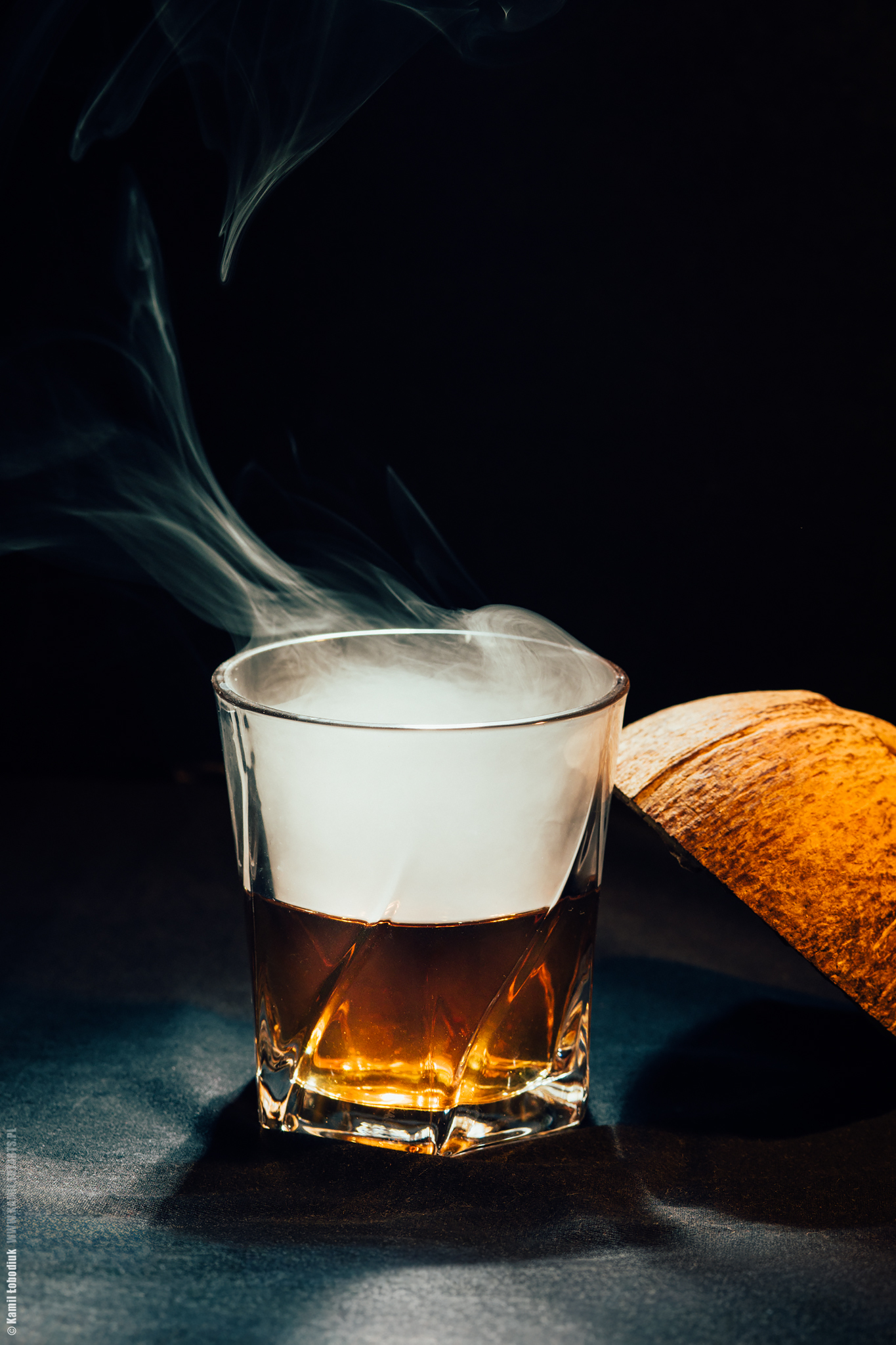 Kontrolowany efekt mgły w małym studiu fotograficznym – test Colbor CF5