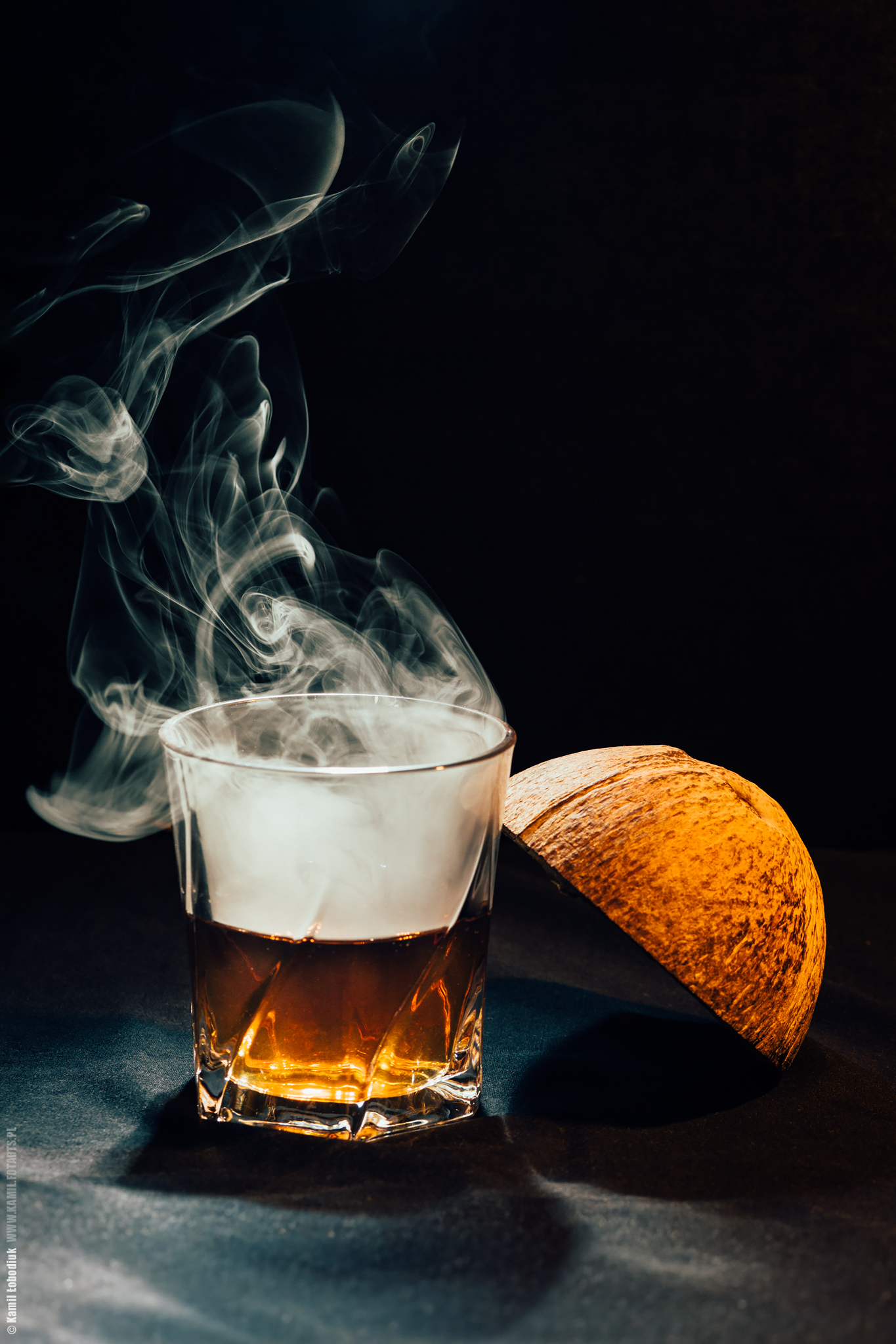 Kontrolowany efekt mgły w małym studiu fotograficznym – test Colbor CF5