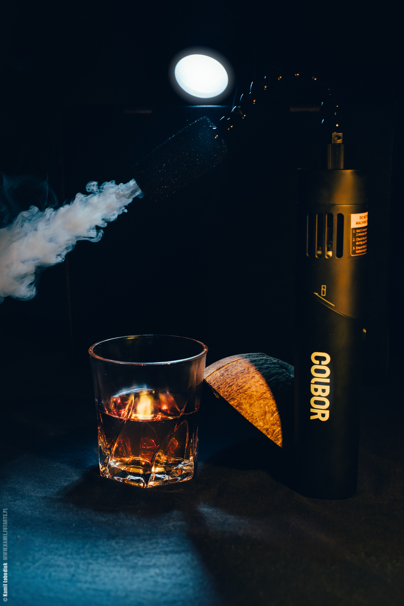 Efekt gęstego dymu w fotografii produktowej – Colbor CineFlare CF5 w studio