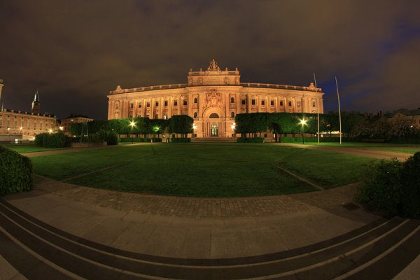 w krzywym zwierciadle