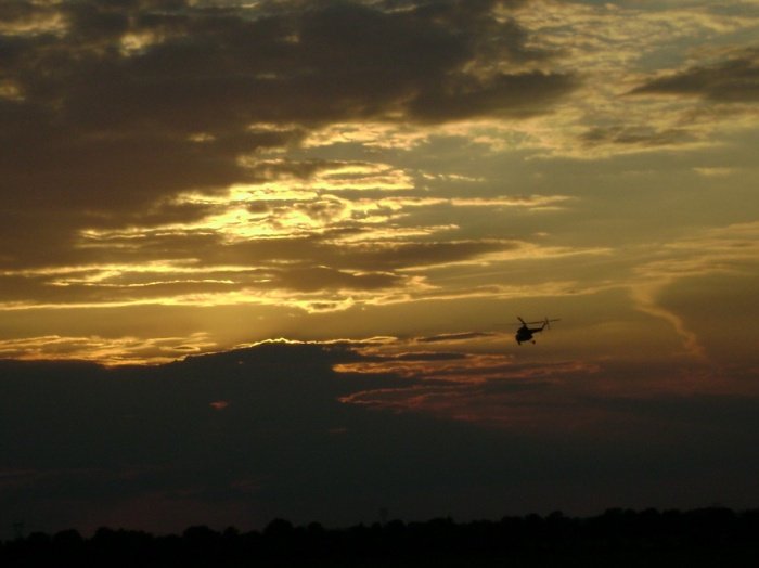 helikopter w chmurach