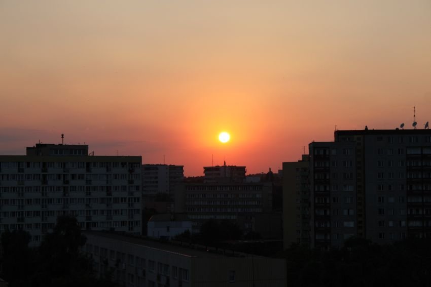 Nie, bo tu nie ma nieba, jest tylko przestrzeń między wieżowcami....