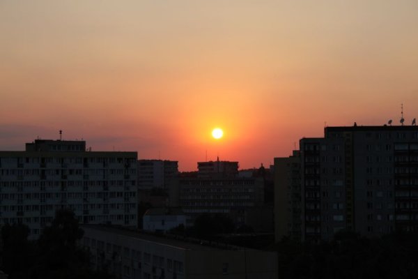 Nie, bo tu nie ma nieba, jest tylko przestrzeń między wieżowcami....