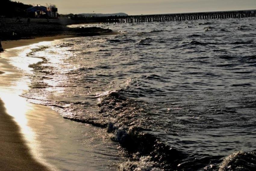 spacer brzegiem morza