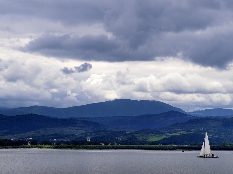 Samotny biały żagiel