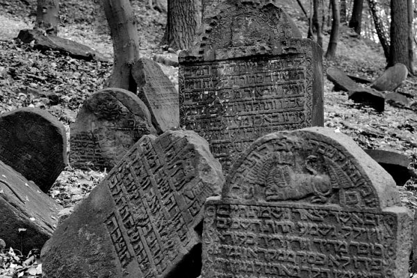 a wiatr wygrywa smętne dźwięki w szabasowy wieczór...