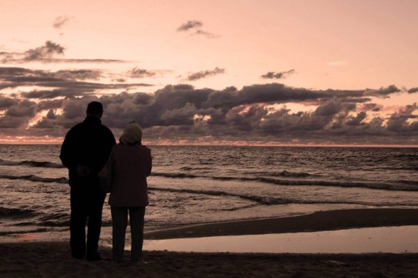 "Zachodź że słoneczko, skoro masz zachodzić, bo nas nogi bolą  po tym świecie chodzić..."