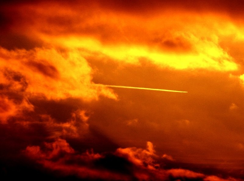 Samolot pośród chmur