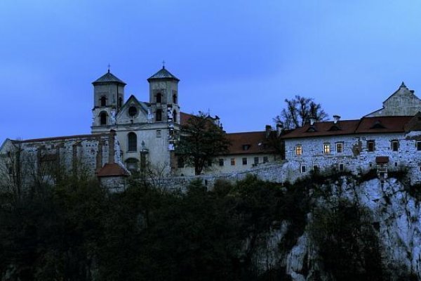 " ... w tym domu straszy, nie choc tam o zmroku..."