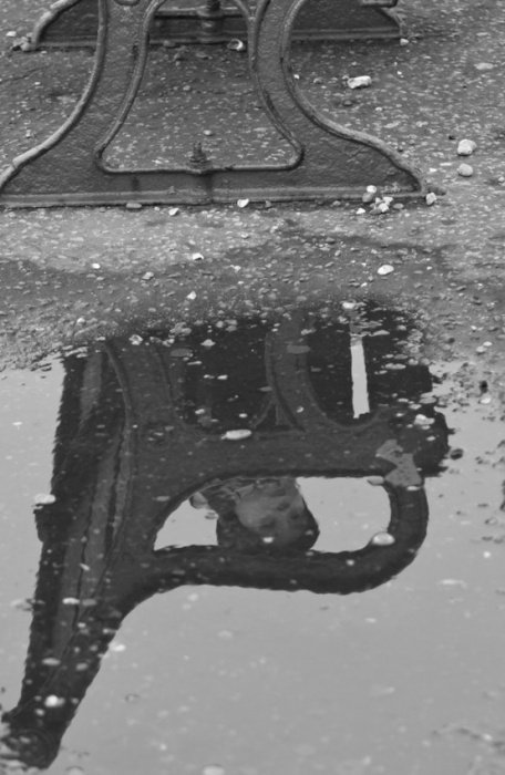 zamyślony młody człowiek