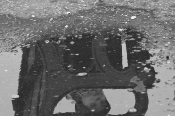 zamyślony młody człowiek