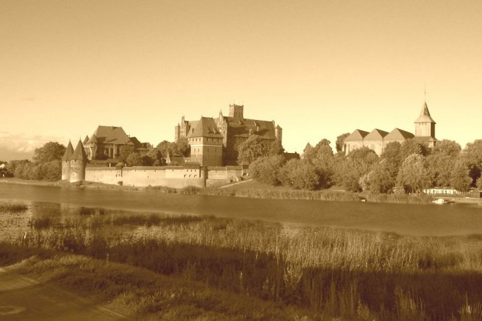 Zamek w całej okazałości (sepia)...