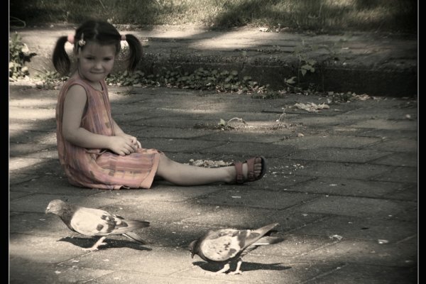 dziewczynka z gołębiami