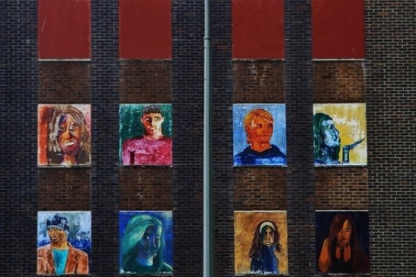 ludzie w okiennicach