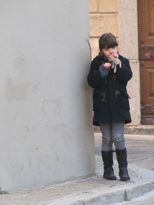 zamyslona dziewczynka