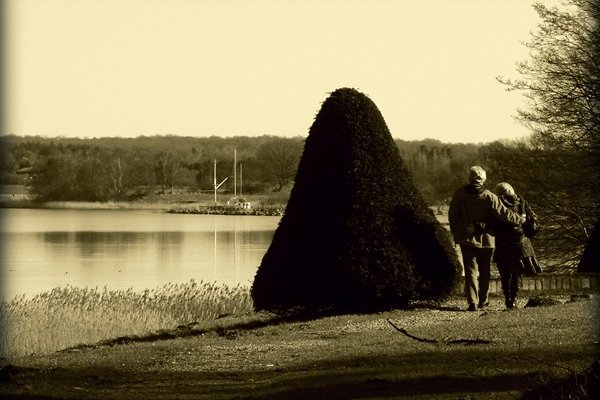 Spacerująca para nad jeziorem...