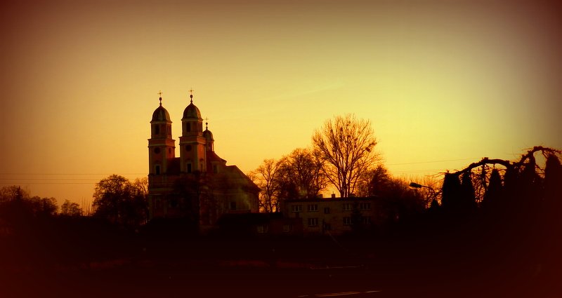 KOŚCIÓŁ NMP W SIERAKOWIE -O ZACHODZIE JESZCZE PIĘKNIJ WYGLĄDA