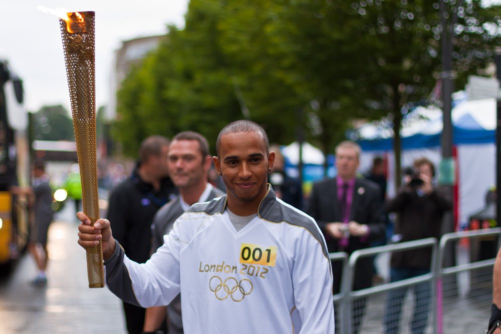 Hamilton z ogniem olimpijskim