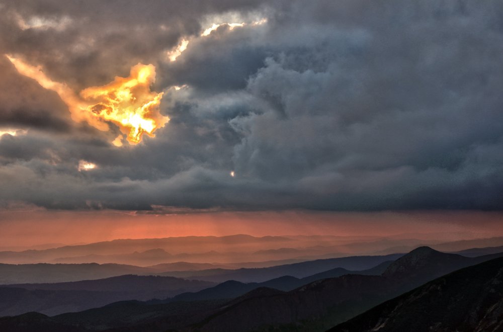 Wschód słońca w górach