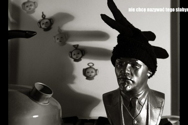 lenin w czapce irokezce z teletubisiami i czajnik