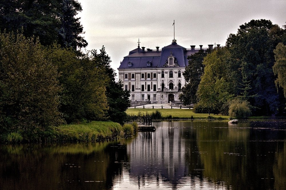 Pałac w Pszczynie w jesienny smutny poranek