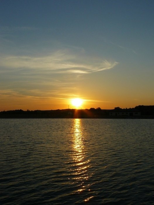 w stronę wschodzącego słońca