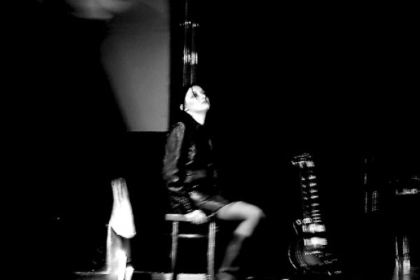 ...ta ziemia brukowana jest ludźmi śpiącymi. Słyszysz?