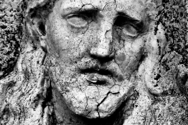 fragment starego nagrobku