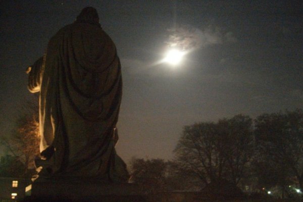 Figura bokiem do gwiazd i księżyca