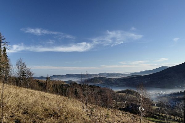 Zima spaceruje dolinami