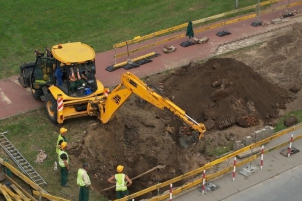 Jeden robi, czterech patrzy, czyli polscy robotnicy