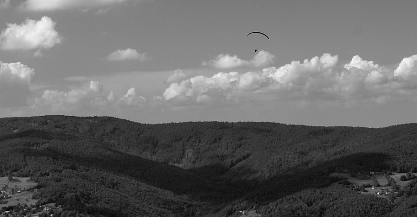 Cień paralotniarza.