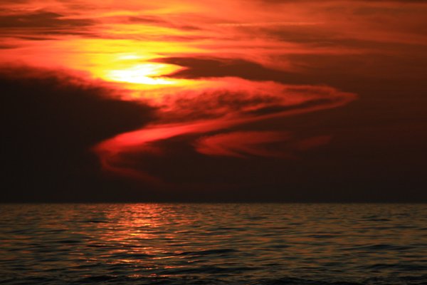 A z morza wyszedł wąż i pożarł słońce.